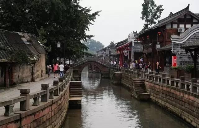 解答疑问,尽在中学生攀比现象严重,班主任和家长商量统一买鞋,这样就能根治吗?交流平台